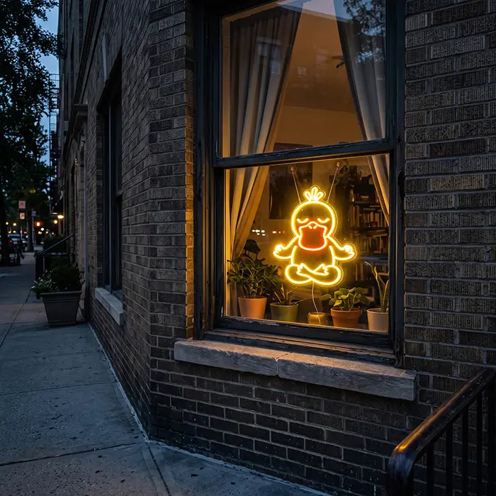 Pokémon Enton in Meditation Set Neon LED Schild, Design Good Vibes Enton: im Fenster eines Backsteinhauses, von der Straße aus gesehen