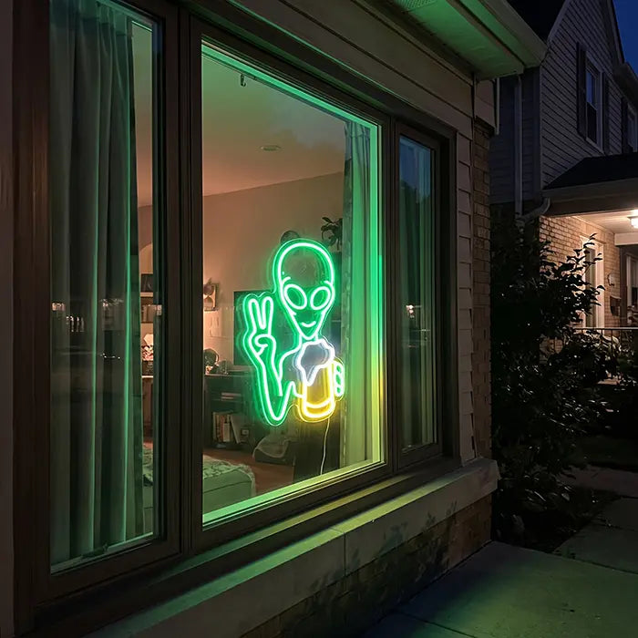 Alien mit Bier Neon LED Schild – Dimmbar, USB oder 12V | Party & Bar Deko