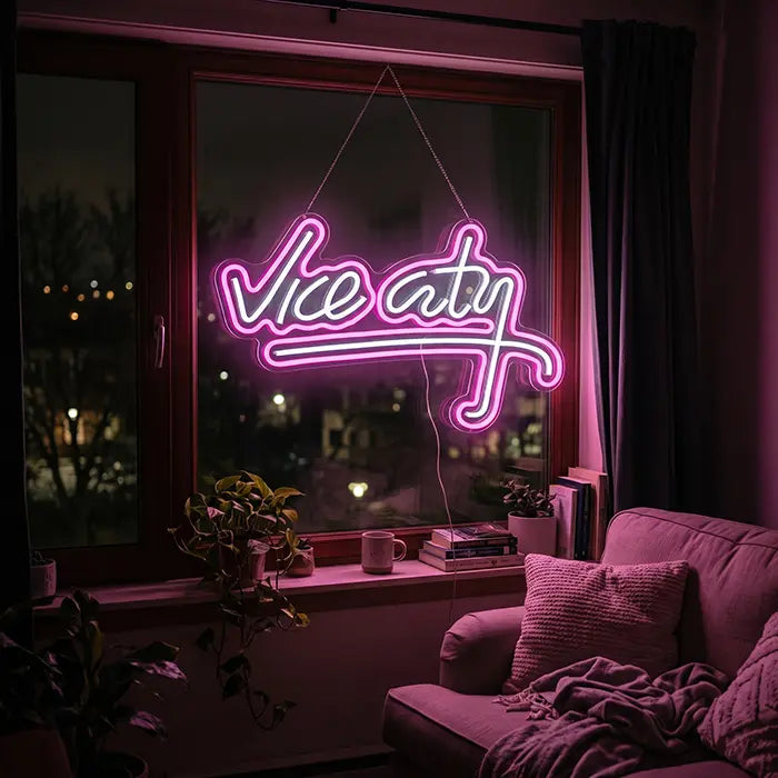 Vice City Original Neon LED Schild im Wohnzimmerfenster über einem Sessel