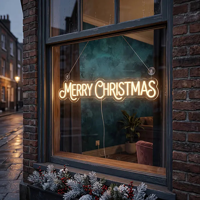 Merry Christmas Neon LED Schild im Fenster eines Backsteinhauses, von der Straße aus gesehen