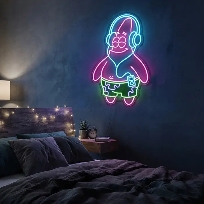 Patrick Kopfhörer Neon LED Schild über dem Bett, darunter Holz-Kopfteil mit warmer Lichterkette und Wecker