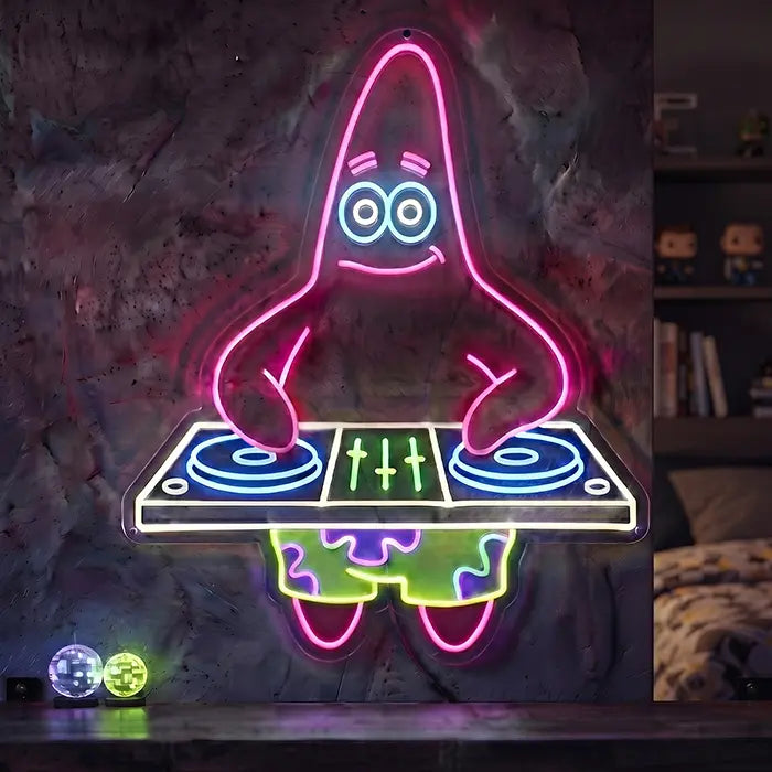 Patrick DJ Neon LED Schild im Jugendzimmer, rechts ein Regal mit Sammelfiguren und Büchern neben dem Bett