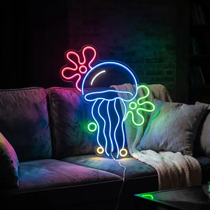 Qualle mit Blumenwolken Neon LED Schild an einer Backsteinwand über einem Sofa mit Kissen und Decke