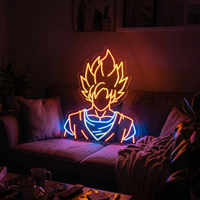 Super-Saiyajin Anime Hero Neon LED Schild über einem dunklen Sofa, davor ein Couchtisch mit Tasse