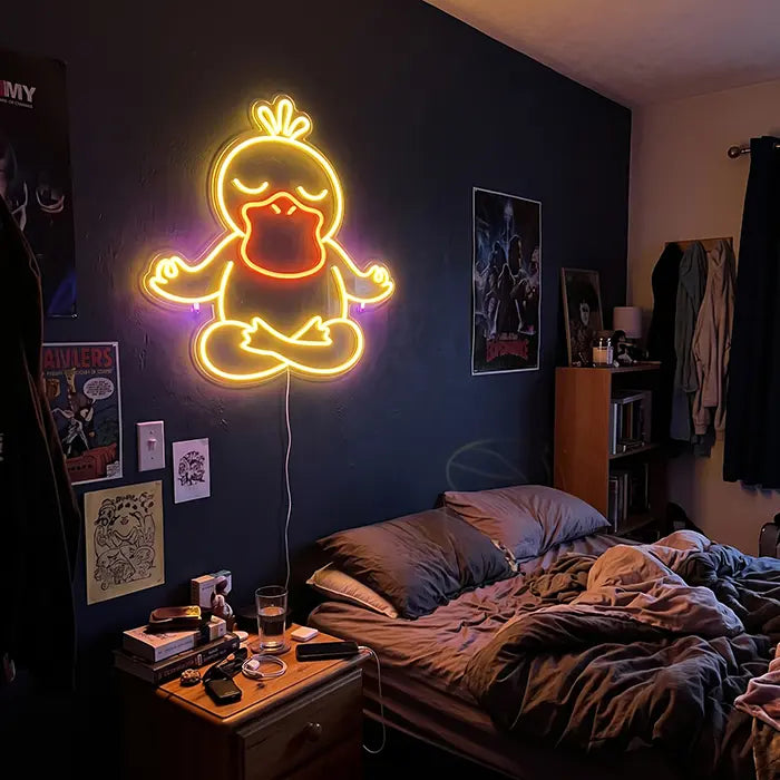 Pokémon Enton in Meditation Set Neon LED Schild, Design Good Vibes Enton: an dunkelblauer Schlafzimmerwand über Bett und Nachttisch