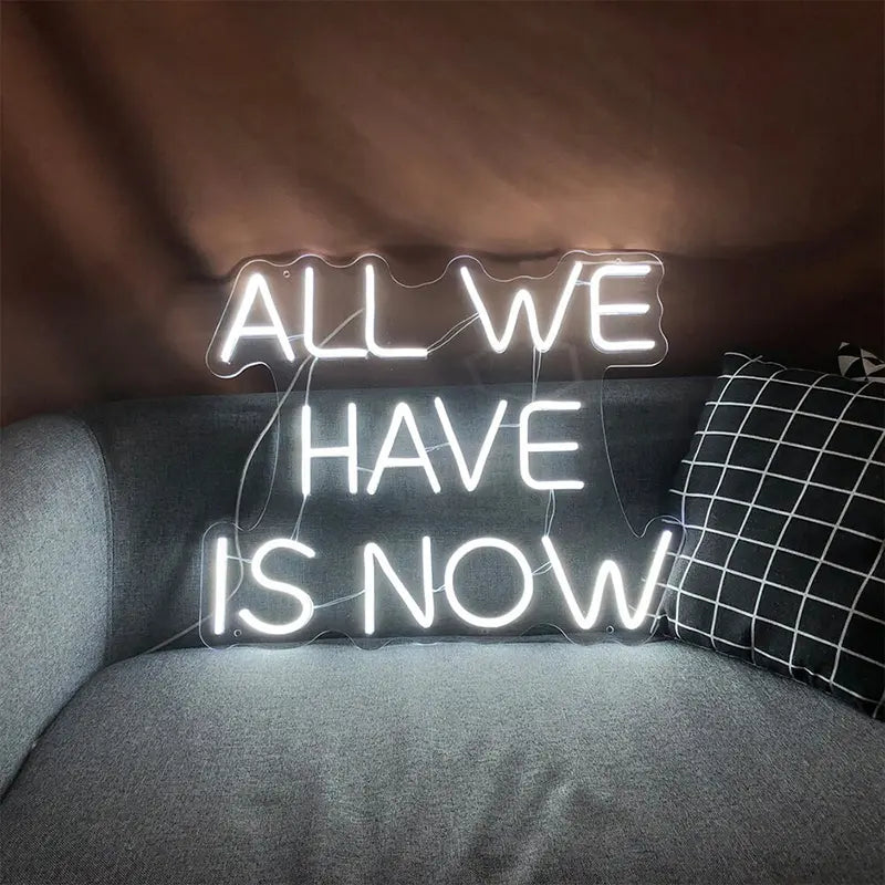 All We Have Is Now LED Schriftzug – handgefertigte Wanddeko fürs Wohnzimmer