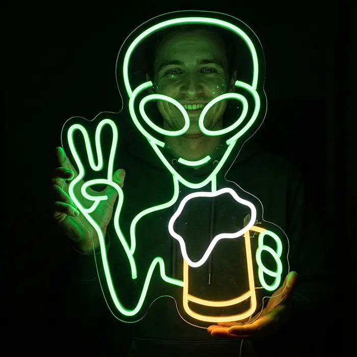 Alien mit Bier Neon LED Schild – Dimmbar, USB oder 12V | Party & Bar Deko