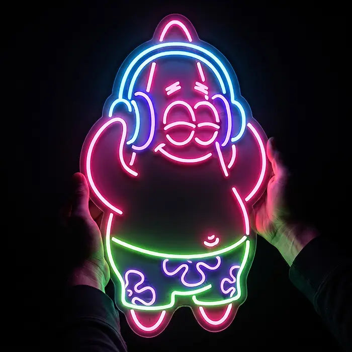 Patrick Musik Neon LED Schild von zwei Händen gehalten – zeigt das Format von rund 60 cm im Größenvergleich