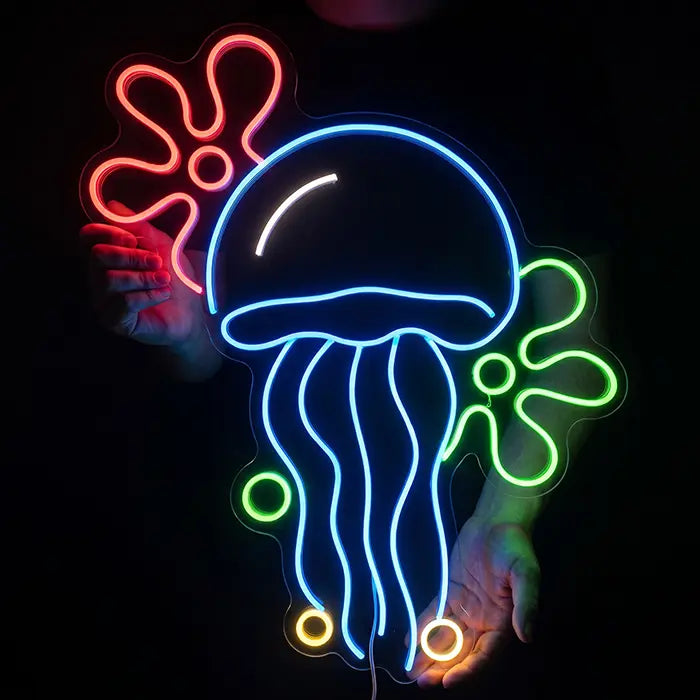 Qualle mit Blumenwolken Neon LED Schild von zwei Händen vor dunklem Hintergrund gehalten
