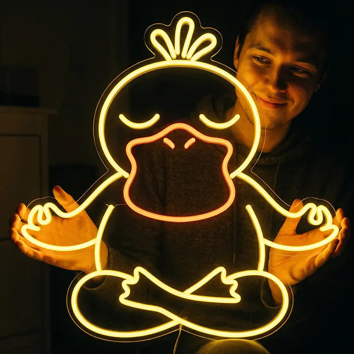 Pokémon Enton in Meditation Set Neon LED Schild, Design Good Vibes Enton: von einem lächelnden Mann gehalten