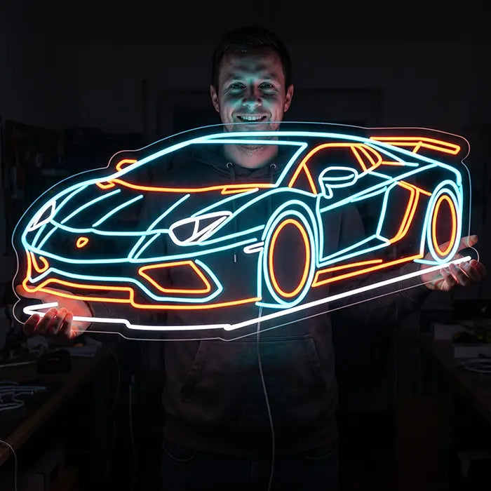 LAMBO Racer Neon LED Schild von einem lächelnden Mann gehalten