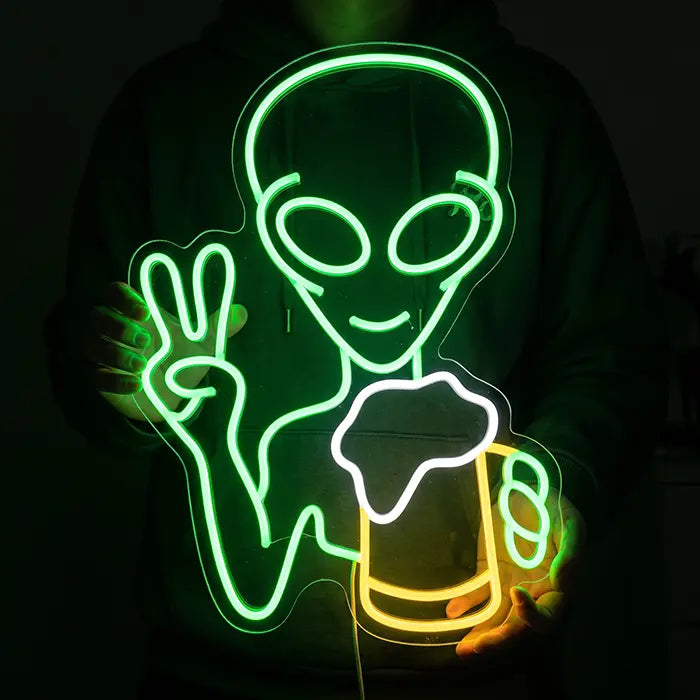 Alien mit Bier Neon LED Schild – Dimmbar, USB oder 12V | Party & Bar Deko