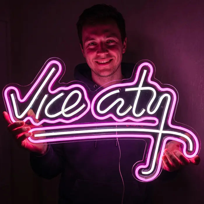 Vice City Original Neon LED Schild von einem lächelnden Mann gehalten