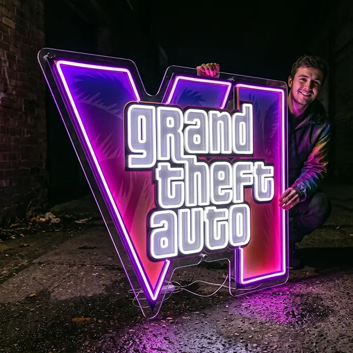 GTA VI Logo Neon LED Schild mit UV-Druck im XXXL-Format, von einem lächelnden Mann auf nassem Asphalt gehalten