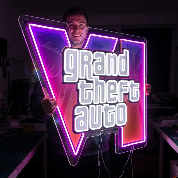 GTA VI Logo Neon LED Schild mit UV-Druck von einem lächelnden Mann vor dem Körper gehalten
