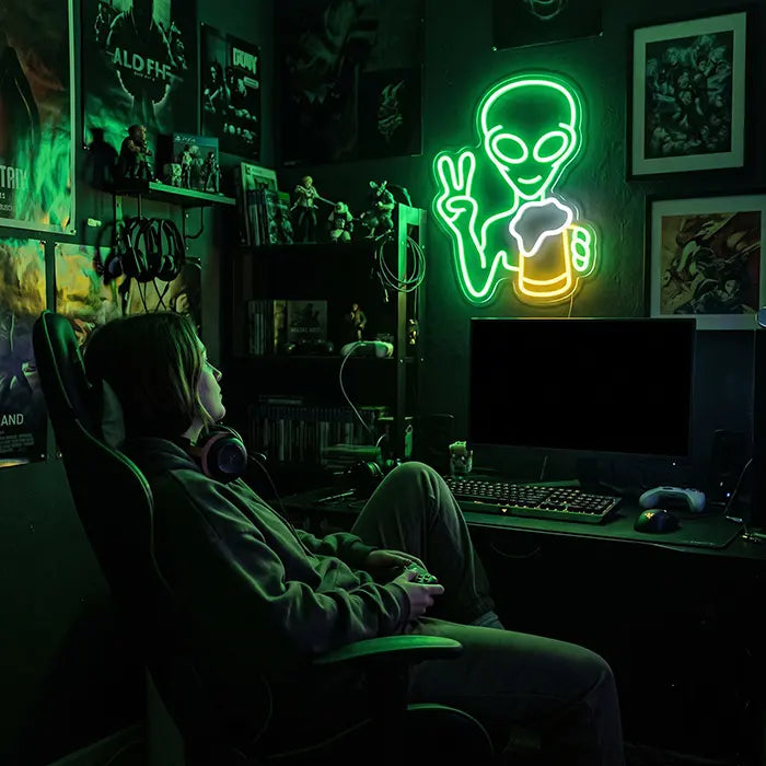 Alien mit Bier Neon LED Schild – Dimmbar, USB oder 12V | Party & Bar Deko