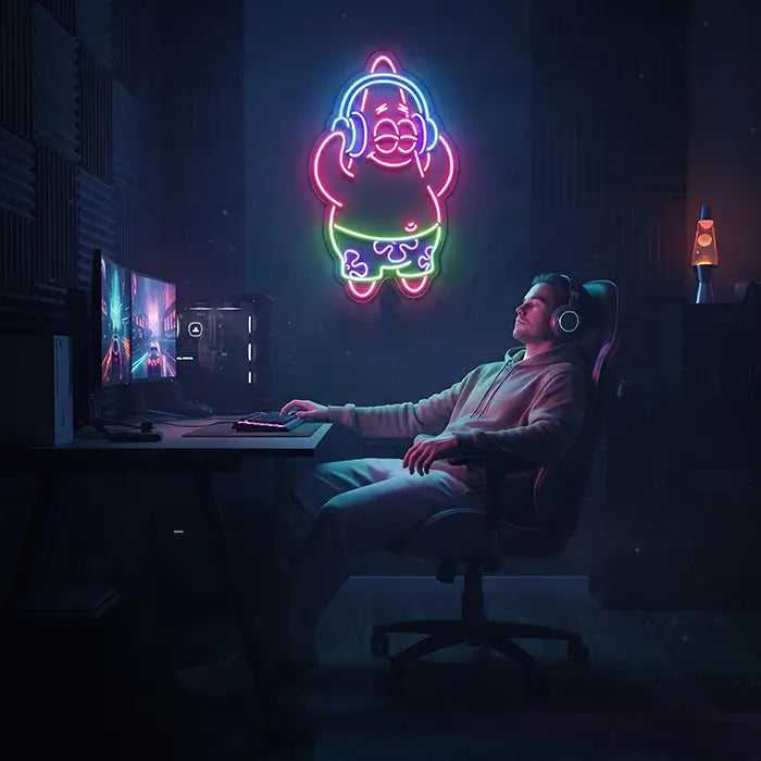 Patrick Musik Neon LED Schild im Gaming-Zimmer über Schreibtisch, Monitor und Gaming-Stuhl an der Wand