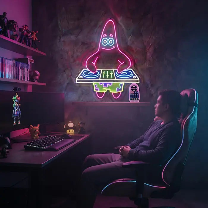 Patrick DJ Neon LED Schild über dem Schreibtisch im Gaming-Zimmer, ein Gamer sitzt davor im Gaming-Stuhl