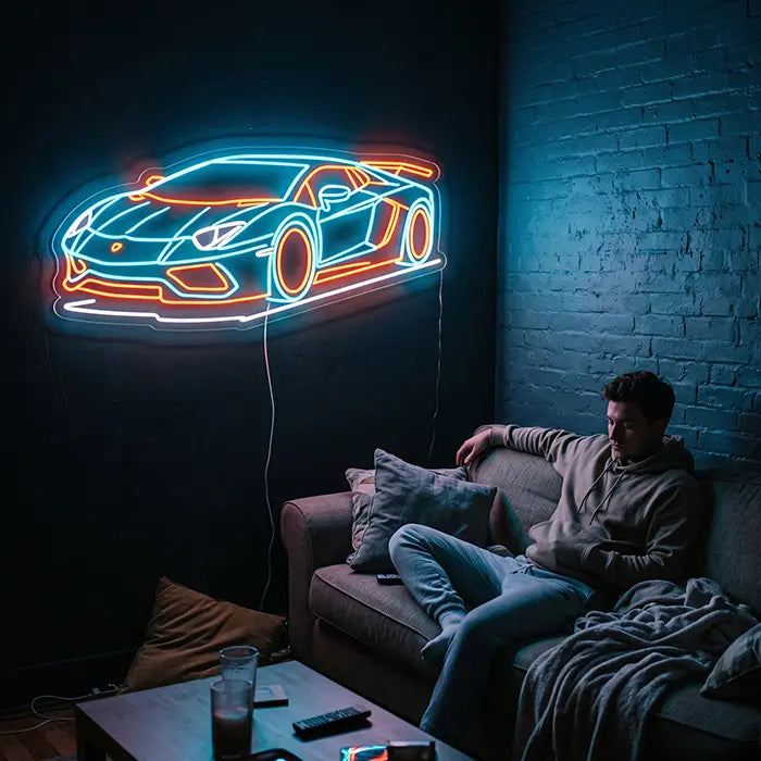 LAMBO Racer Neon LED Schild an einer Backsteinwand über einem Mann auf dem Sofa
