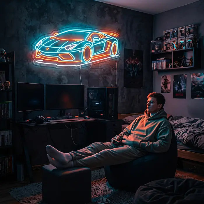 LAMBO Racer Neon LED Schild über einem Gaming-Schreibtisch, davor ein Mann entspannt im Sessel