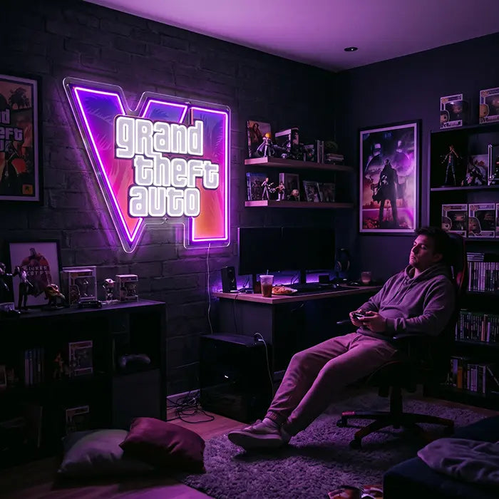 GTA VI Logo Neon LED Schild mit UV-Druck über einem Gaming-Schreibtisch mit Figurenregalen, davor ein Mann im Gaming-Stuhl