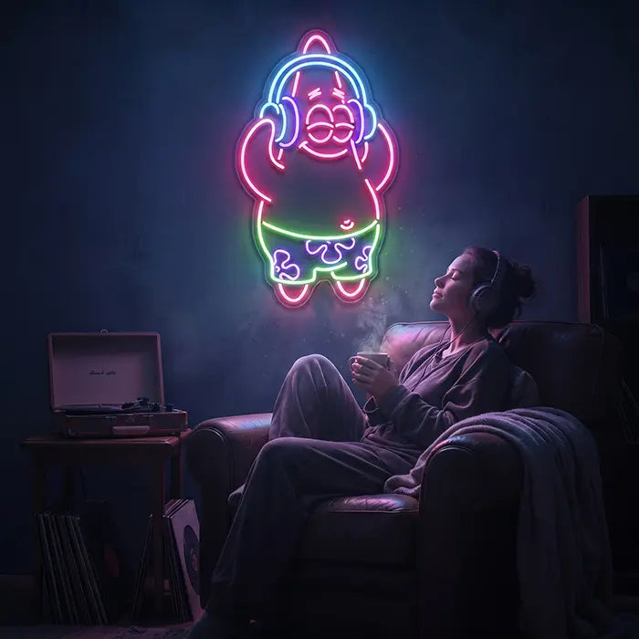 Patrick Musik Neon LED Schild über einem Sessel, Frau mit Kopfhörern und Kaffee neben dem Plattenspieler