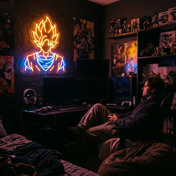 Super-Saiyajin Anime Hero Neon LED Schild über einem Gaming-Schreibtisch mit Figurenregalen, davor ein Mann im Gaming-Stuhl