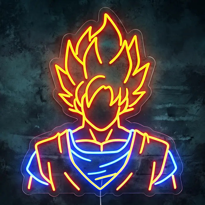 Super-Saiyajin Anime Hero Neon LED Schild Frontansicht an dunkler Wand, Son Goku aus Dragon Ball mit goldenen Stachelhaaren, orangem Kampfanzug und blauem Unterhemd