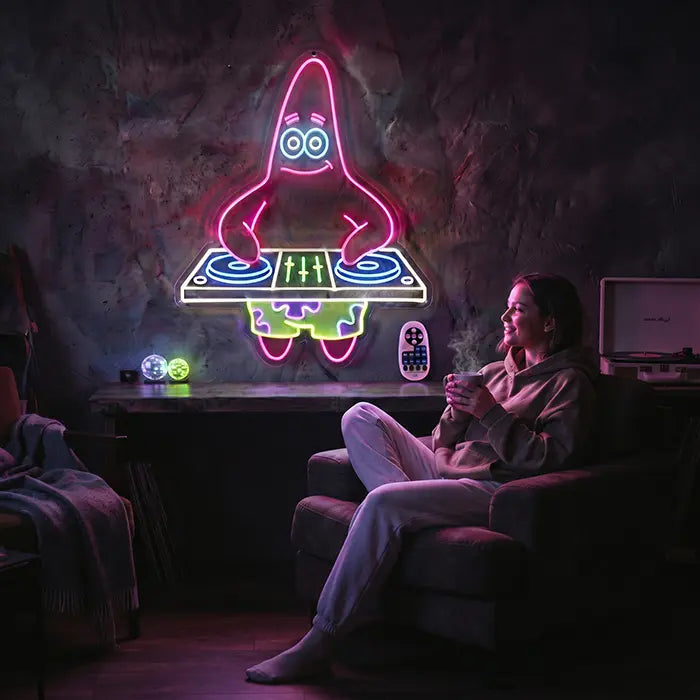 Patrick DJ Neon LED Schild im Wohnzimmer, Frau sitzt mit Tasse auf dem Sofa neben einem Plattenspieler