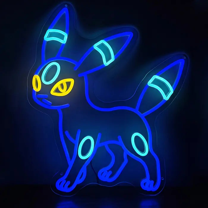 Pokémon Nachtara Neon LED Schild im Design Shiny Nachtara, frontal an dunkler Wand, blaue Kontur mit türkisen Ringen an Ohren, Stirn und Beinen und gelben Augen