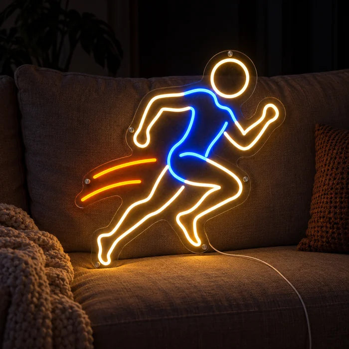 Abendläufer Neon LED Schild auf einem gemütlichen Sofa zwischen Kissen und Decke