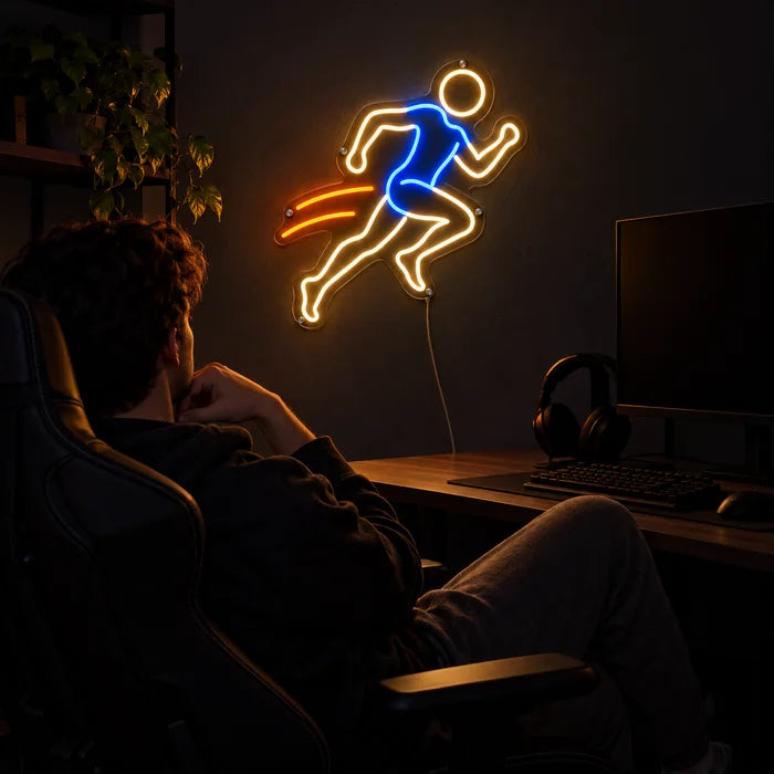 Abendläufer Neon LED Schild über dem Gaming-Schreibtisch, davor ein Spieler im Gaming-Stuhl