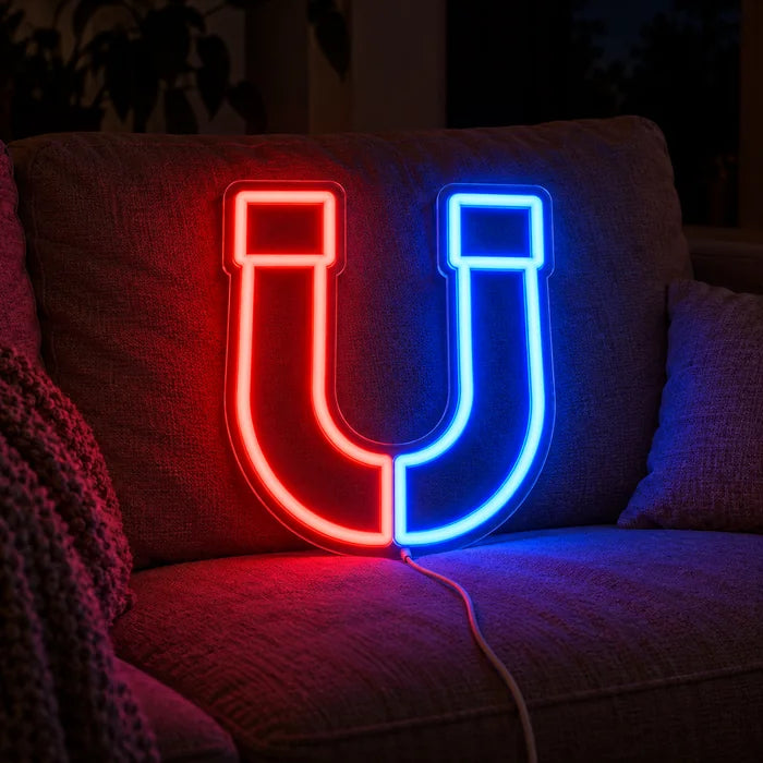 Anziehungskraft Neon LED Schild auf einem gemütlichen Sofa zwischen Kissen und Decke