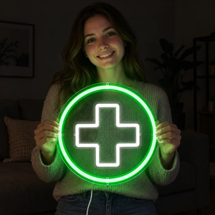 Apothekenkreuz Neon LED Schild in den Händen einer lächelnden Frau vor dunklem Hintergrund