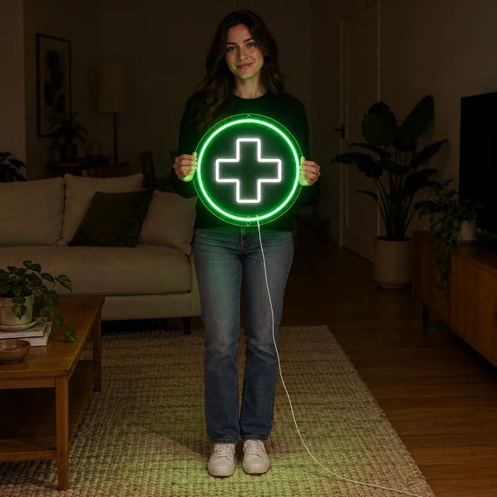 Apothekenkreuz Neon LED Schild von einer Frau gehalten, zeigt die Größe im Vergleich zum Körper