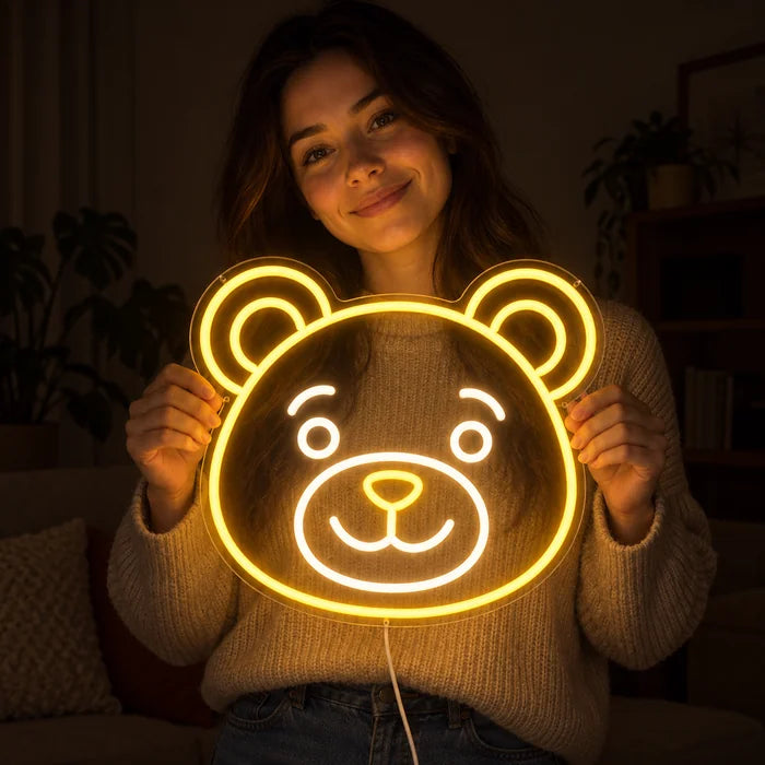 Bärenlächeln Neon LED Schild in den Händen einer lächelnden Frau vor dunklem Hintergrund