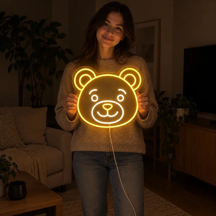 Bärenlächeln Neon LED Schild von einer Frau gehalten, zeigt die Größe im Vergleich zum Körper