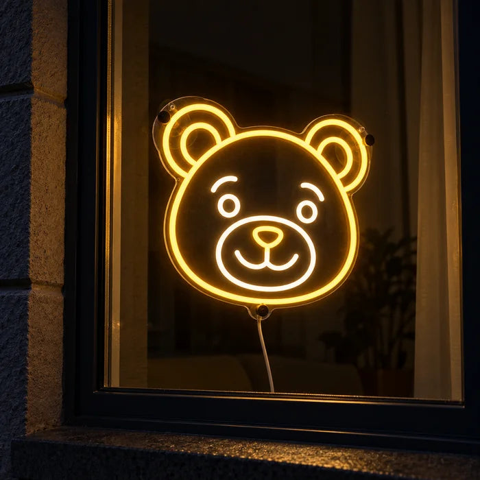 Bärenlächeln Neon LED Schild im Fenster, von der nächtlichen Straße aus gesehen