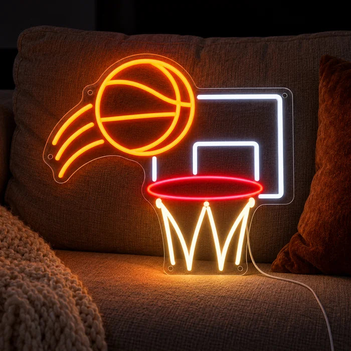 Basketballwurf Neon LED Schild auf einem gemütlichen Sofa zwischen Kissen und Decke