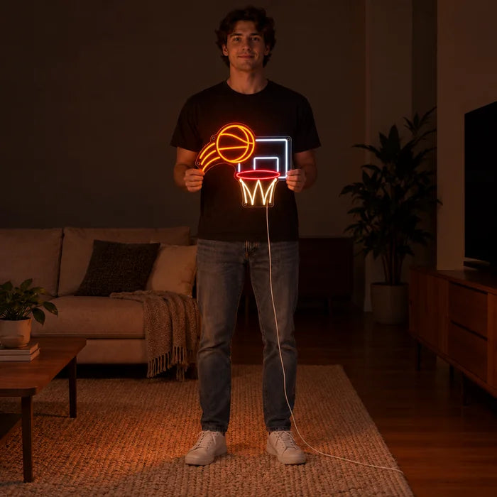 Basketballwurf Neon LED Schild von einer Frau gehalten, zeigt die Größe im Vergleich zum Körper