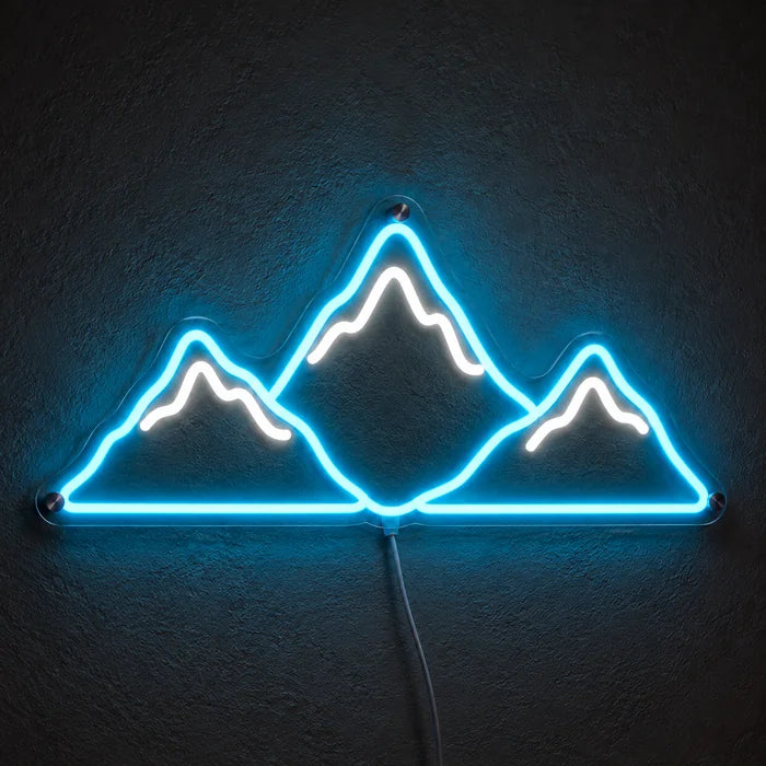 Bergsilhouette Neon LED Schild leuchtend an einer dunklen Wand, Nahaufnahme mit Anschlusskabel
