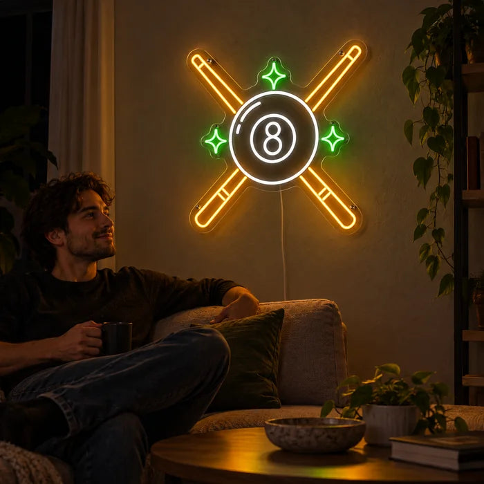 Billardkreuz Neon LED Schild an der Wohnzimmerwand, davor entspannt eine Person auf dem Sofa