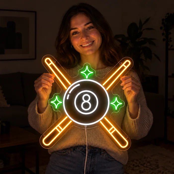 Billardkreuz Neon LED Schild in den Händen einer lächelnden Frau vor dunklem Hintergrund
