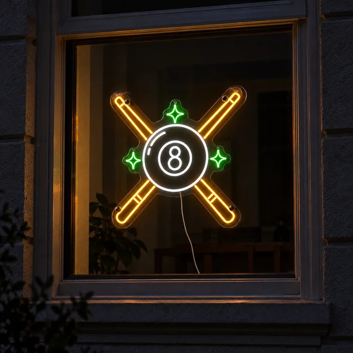 Billardkreuz Neon LED Schild im Fenster, von der nächtlichen Straße aus gesehen