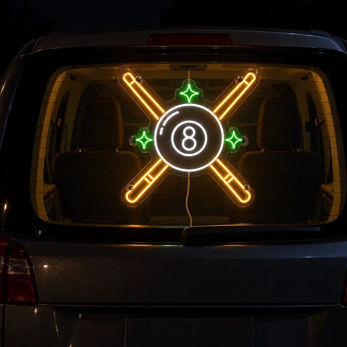 Billardkreuz Neon LED Schild an der Heckscheibe eines Autos bei Nacht