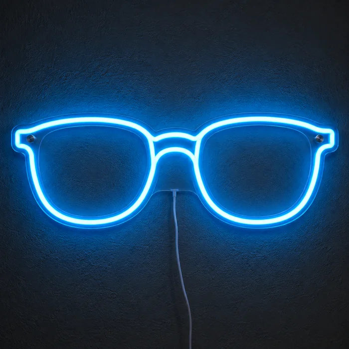 Blaue Brille Neon LED Schild leuchtend an einer dunklen Wand, Nahaufnahme mit Anschlusskabel