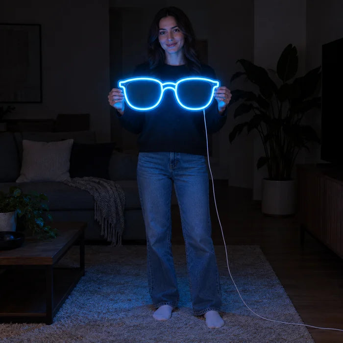 Blaue Brille Neon LED Schild von einer Frau gehalten, zeigt die Größe im Vergleich zum Körper