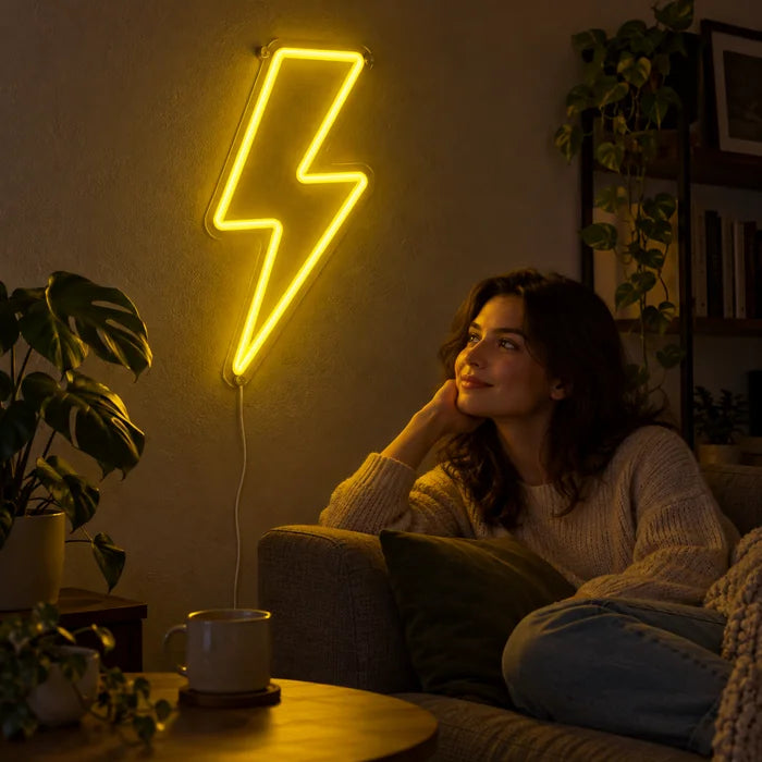 Blitz Neon LED Schild an der Wohnzimmerwand, davor entspannt eine Person auf dem Sofa