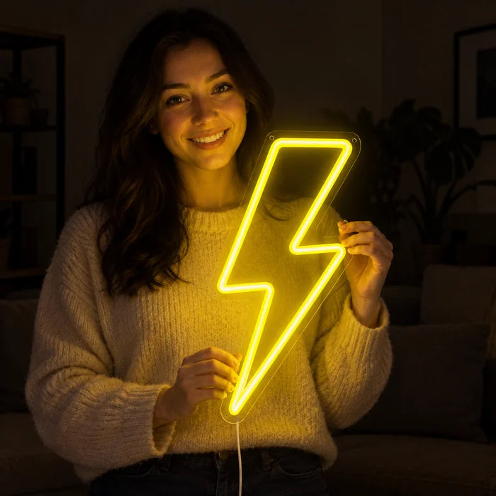 Blitz Neon LED Schild in den Händen einer lächelnden Frau vor dunklem Hintergrund