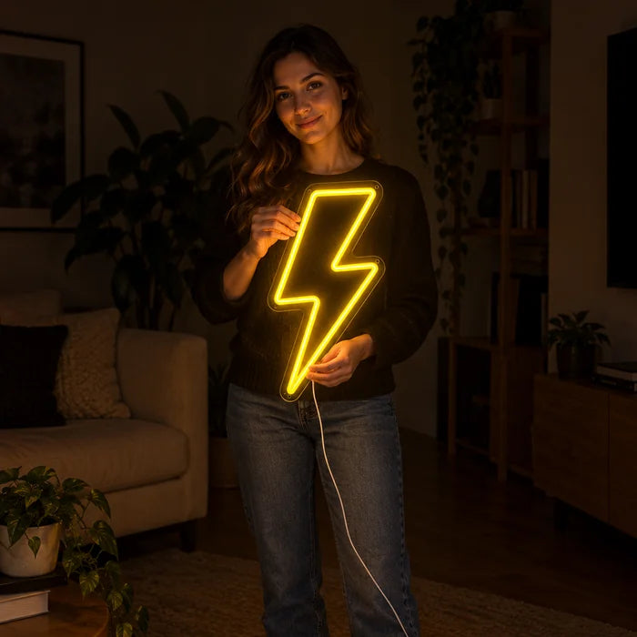 Blitz Neon LED Schild von einer Frau gehalten, zeigt die Größe im Vergleich zum Körper